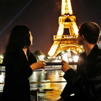 L'Arc de Triomphe au crépuscule avec une présence policière