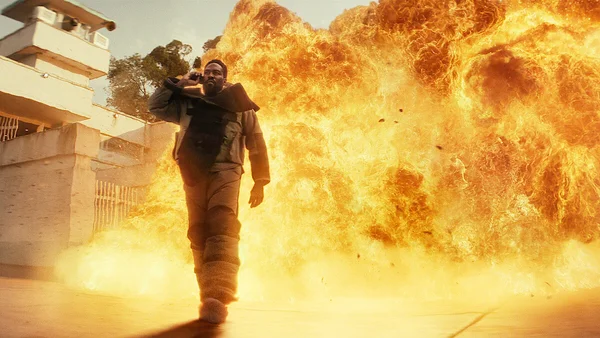 Yahya Abdul-Mateen II en tenue tactique s'éloignant d'une explosion massive dans la bande-annonce de la série Man on Fire.
