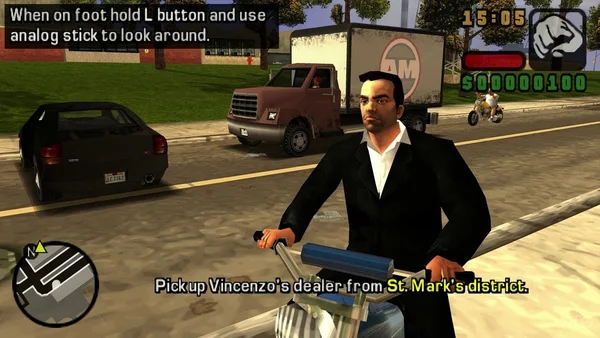 Capture d'écran de gameplay de Grand Theft Auto: Liberty City Stories montrant Toni Cipriani à vélo dans une rue de la ville avec des véhicules et du texte de mission à l'écran