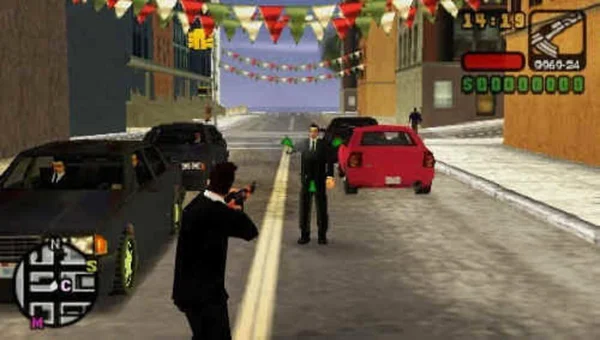Capture d'écran de gameplay de Grand Theft Auto: Liberty City Stories montrant le personnage en costume visant un PNJ avec une arme dans une rue, avec l'interface HUD du jeu visible