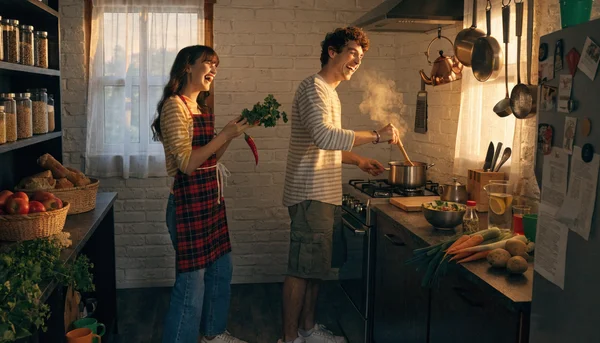 Couple cuisinant ensemble dans une petite cuisine fonctionnelle