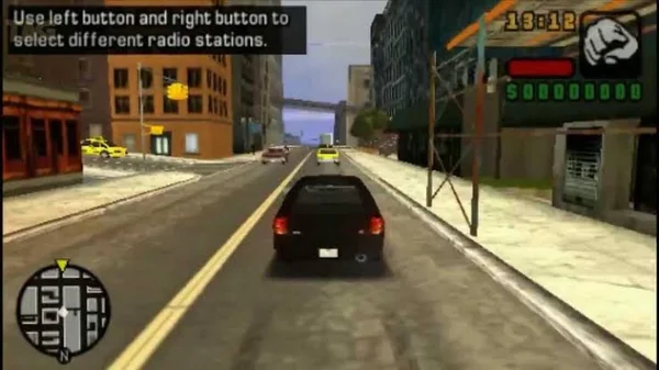 Capture d'écran de gameplay de Grand Theft Auto: Liberty City Stories montrant une voiture noire en vue à la troisième personne circulant dans une rue de la ville avec l'interface HUD visible