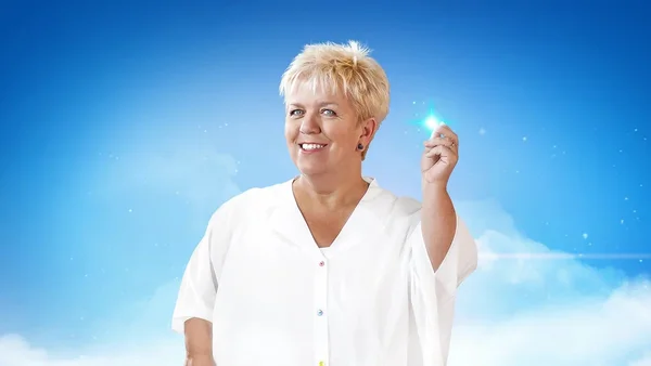 Affiche de la série télévisée Joséphine, ange gardien montrant une femme aux cheveux blonds courts, vêtue d'une chemise blanche, la main levée émettant une lumière magique devant un ciel bleu.