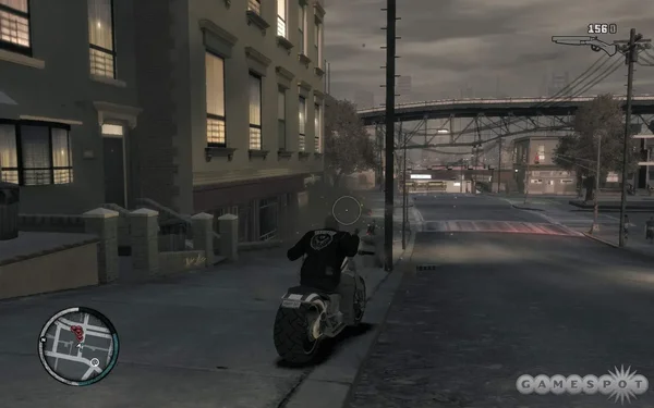 Capture d'écran de gameplay de Grand Theft Auto IV montrant Niko Bellic conduisant une moto dans une rue de Liberty City, avec l'interface HUD du jeu (mini-carte et compteur d'armes) et un filigrane GAMESPOT.