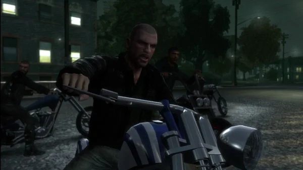 Capture d'écran de gameplay de Grand Theft Auto IV: The Lost and Damned montrant Johnny Klebitz à moto la nuit, accompagné de deux autres motards en arrière-plan dans Liberty City.