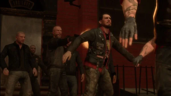 Capture d'écran de gameplay de Grand Theft Auto: The Lost and Damned montrant Johnny Klebitz au centre d'une confrontation tendue avec un groupe de motards.