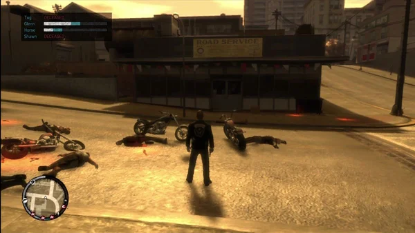 Capture d'écran de gameplay de Grand Theft Auto: The Lost and Damned montrant le protagoniste debout dans une rue entouré d'ennemis vaincus et de motos, avec un bâtiment Road Service en arrière-plan.
