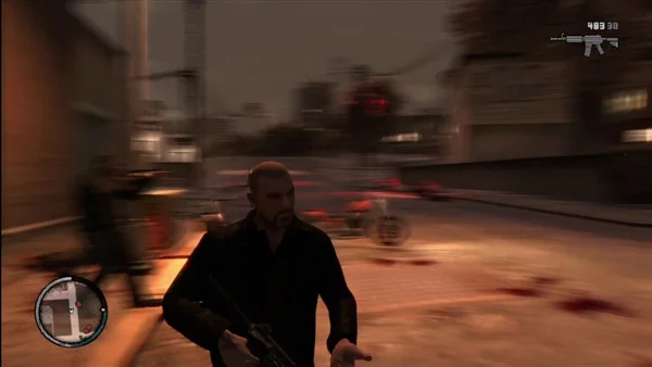 Capture d'écran de gameplay de Grand Theft Auto: The Lost and Damned montrant Johnny Klebitz armé dans un environnement urbain, avec effets de flou de mouvement et éléments d'interface HUD visibles.