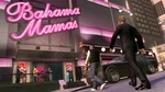 Capture d'écran de gameplay de Grand Theft Auto: The Ballad of Gay Tony montrant deux personnages masculins marchant devant la boîte de nuit Bahama Mamas à Liberty City la nuit.