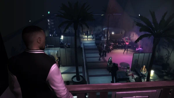 Capture d'écran de gameplay de Grand Theft Auto: The Ballad of Gay Tony montrant le protagoniste Luis Lopez regardant depuis un balcon une boîte de nuit bondée avec un éclairage violet et des palmiers.