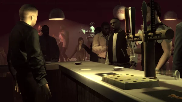 Capture d'écran de gameplay de Grand Theft Auto: The Ballad of Gay Tony montrant l'intérieur d'une boîte de nuit avec des personnages au bar et des danseurs en arrière-plan.