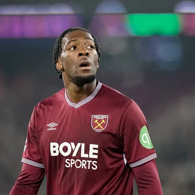 Axel Disasi portant le maillot bordeaux de West Ham United avec le sponsor 'BOYLE SPORTS', regardant vers le haut avec une expression concentrée ou déçue.