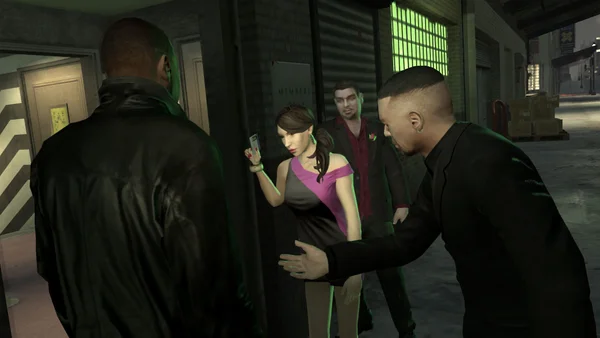 Capture d'écran de gameplay de Grand Theft Auto: The Ballad of Gay Tony montrant trois personnages dans une ruelle nocturne ; une femme en robe violette et noire tient un téléphone tandis que deux hommes se tiennent à proximité.