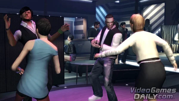 Capture d'écran de gameplay de Grand Theft Auto: The Ballad of Gay Tony montrant des personnages dansant dans une boîte de nuit baignée d'une lumière violette, avec d'autres clients en arrière-plan.