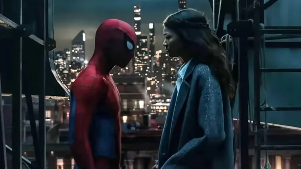 Scène de Spider-Man: Brand New Day avec Spider-Man en costume rouge et bleu face à une femme aux cheveux longs bruns en veste en jean, devant une ville de nuit.