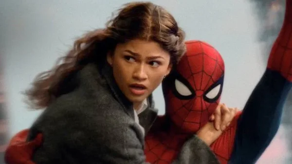 Scène du film Spider-Man: Brand New Day avec Zendaya dans le rôle de MJ et Tom Holland en Spider-Man, en pleine action dans les airs.