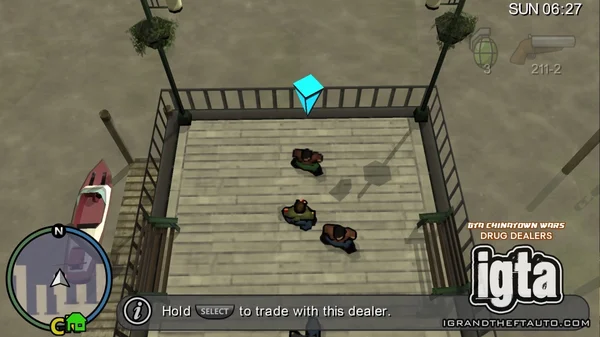 Capture d'écran de gameplay de Grand Theft Auto: Chinatown Wars (2009) montrant une vue aérienne du personnage du joueur sur un quai en bois, interagissant avec des trafiquants de drogue, avec l'interface HUD du jeu visible
