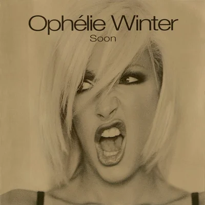 Pochette de l'album 'Soon' d'Ophélie Winter en sépia, montrant un portrait rapproché de la chanteuse blonde aux cheveux coiffés, bouche grande ouverte comme en pleine performance vocale.