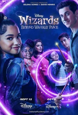 Affiche promotionnelle de la série Disney+ 'Wizards Beyond Waverly Place' montrant le casting principal entouré d'effets magiques, avec les dates de diffusion affichées en surimpression.