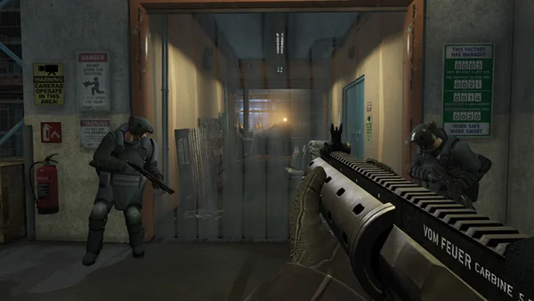 Capture d'écran de gameplay de Grand Theft Auto V montrant le personnage du joueur armé d'un fusil tandis que deux policiers en tenue tactique font irruption dans une pièce, avec des panneaux d'avertissement et un extincteur au mur