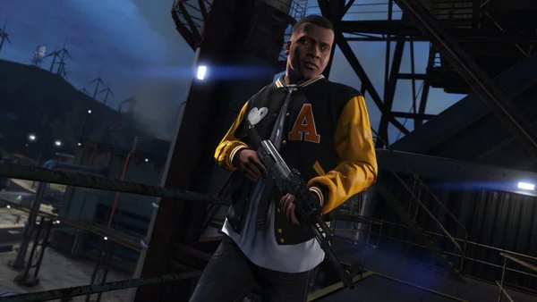 Capture d'écran de gameplay de Grand Theft Auto V montrant un personnage masculin en blazer de sport tenant un fusil d'assaut sur une plateforme industrielle au crépuscule.