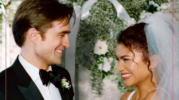 Photographie de Robert Pattinson en costume et Zendaya en robe de mariée échangeant un sourire lors d'une cérémonie de mariage dans « The Drama ».