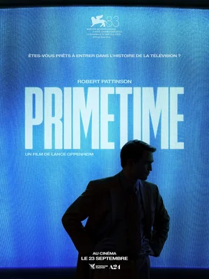 Affiche promotionnelle du film 'Primetime' avec Robert Pattinson en costume devant un grand écran bleu, le titre du film apparaissant en grand.