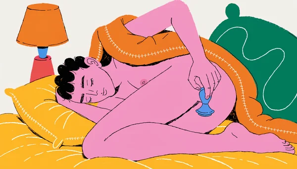 Entraînement en solo : insertion d'un petit plug anal à base large, en position latérale, pour habituer l'anus à la pénétration en douceur. Illustration plate, tons chauds.
