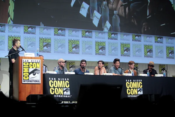 Wes Ball, réalisateur du film The Legend of Zelda, assis à une table lors d'un panel à la Comic-Con de San Diego en 2015, avec d'autres acteurs et un modérateur.
