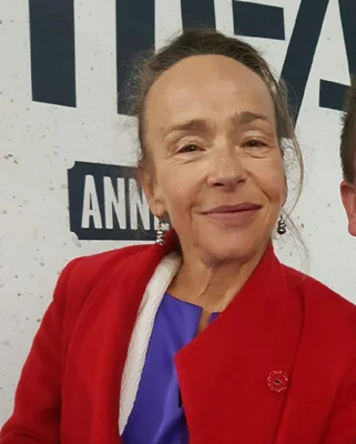 Dominique Frot, les cheveux tirés en arrière, veste rouge sur haut bleu et boucles d'oreilles pendantes, au festival international du film d'animation d'Annecy 2016.