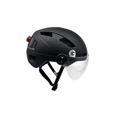 Casque de trottinette noir mat avec visière intégrée, éclairage LED arrière et aérations, présenté sur fond blanc avec sangles de menton visibles