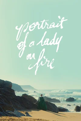 Affiche du film « Portrait de la jeune fille en feu » montrant une femme en robe verte sur une plage rocheuse, regardant l'océan, avec le titre en lettres blanches dans le ciel.