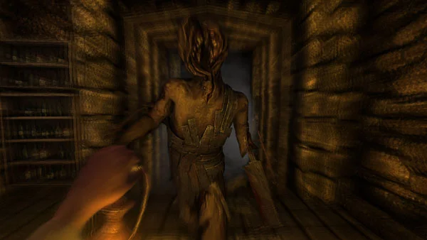 Capture d'écran de gameplay d'Amnesia: The Dark Descent montrant la main du joueur tenant une lanterne face à un monstre grotesque dans un couloir en bois sombre.