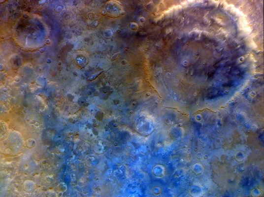 Carte topographique en fausses couleurs de la Lune montrant le bassin Orientale avec ses anneaux concentriques, les basses altitudes en bleu et les hautes terres en orange.