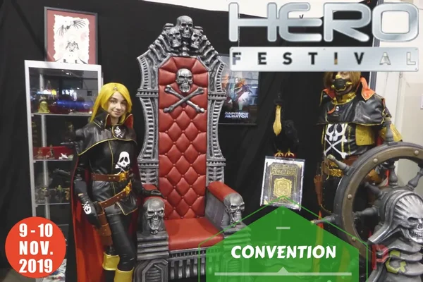 Cosplayeuse blonde en tenue de cuir noir et cape rouge posant à côté d'un trône orné de crânes lors du Hero Festival 2019, édition précédente de l'événement qui se tient à Marseille en 2026.