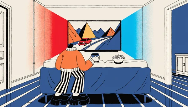 Illustration plate d’un salon le soir : un téléviseur mural affiche une route de montagne avec une voiture rouge, tandis qu’une lueur rouge s’étend derrière le bord gauche de l’écran et une lueur cyan derrière le bord droit, donnant l’impression que l’image déborde du téléviseur. Au premier plan, une personne assise sur un canapé bas regarde l’écran de dos, un bol de popcorn posé sur l’accoudoir.