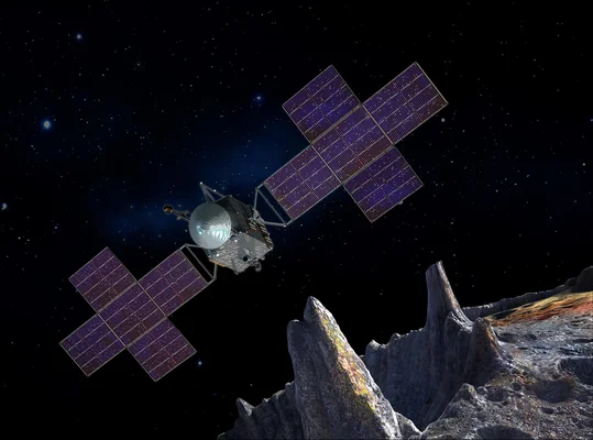 Illustration numérique de la sonde spatiale Psyche de la NASA, avec ses grands panneaux solaires en forme de X, survolant un corps céleste rocheux et cratérisé dans un ciel étoilé.