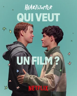 Affiche promotionnelle de Heartstopper Forever montrant deux jeunes hommes se faisant face sur un fond bleu sarcelle, avec du texte en français demandant si les spectateurs veulent un film.