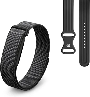 Bracelet de montre connectée sans écran Google Fitbit Air : un bracelet en nylon tressé noir en boucle à gauche, et deux vues d'un bracelet en silicone noir montrant son mécanisme de boucle et ses trous d'ajustement à droite