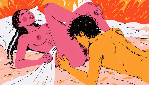 Cunnilingus entre deux jeunes amants entièrement nus, allongés sur un lit aux draps doux et chauds. La femme est sur le dos, la tête renversée sur l'oreiller, les yeux fermés, les genoux fléchis et relevés, les cuisses ouvertes autour des épaules de l'homme. L'homme est allongé sur le ventre entre ses cuisses, la tête baissée vers son bassin pour un cunnilingus lent et tendre, les mains posées doucement sur ses hanches. Vue de trois quarts : la cuisse relevée de la femme ainsi que la tête et les épaules de l'homme masquent entièrement son intimité. Ambiance tendre, confiante et chaleureuse de plaisir non pénétratif partagé.