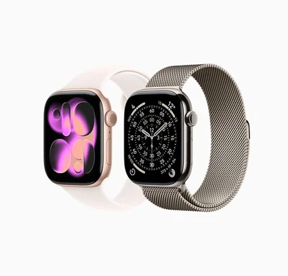 Deux montres Apple Watch Series 9 présentées côte à côte sur fond blanc, l'une avec un boîtier en aluminium rose et un bracelet sport, l'autre avec un boîtier en acier inoxydable et un bracelet Milanese