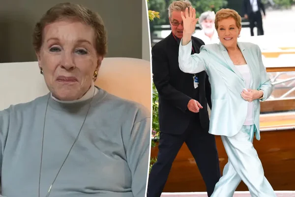 Julie Andrews, souriante, lors d'une apparition publique pour un événement sur la maladie de Parkinson, vêtue d'un tailleur bleu clair, saluant de la main.