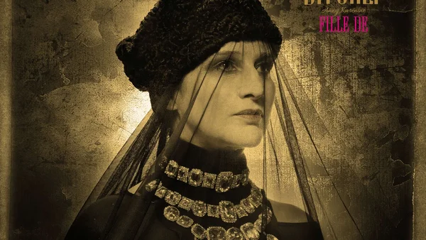Affiche promotionnelle sépia de Claire Diterzi pour son album Fille de, la montrant en tenue vintage avec un chapeau noir, un voile et un collier de bijoux, avec du texte superposé dans le coin supérieur droit.