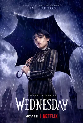 Jenna Ortega dans le rôle de Mercredi Addams, tenant un parapluie sur une affiche promotionnelle de la série Netflix 'Mercredi', avec un décor gothique et pluvieux.