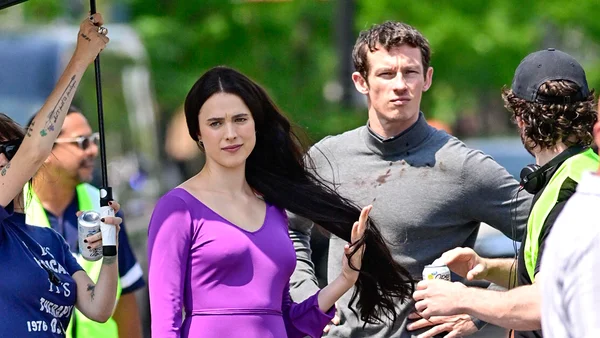 Margaret Qualley et Callum Turner en plein tournage d'une scène dramatique de Possession dans les rues du New Jersey, entourés de membres de l'équipe technique avec perches et bombes de spray