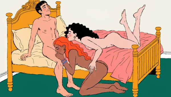 Illustration d'un plan à trois avec fellation : un homme nu assis au bord d'un grand lit, une femme nue agenouillée entre ses jambes qui lui fait une fellation, pendant qu'une seconde femme nue, allongée à côté d'eux, embrasse la première sur la bouche et lui caresse le dos. Scène vue de trois quarts, ambiance chaleureuse et tendre.