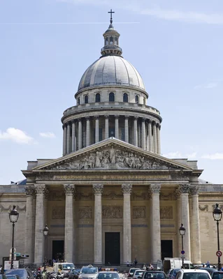 Façade néoclassique du Panthéon à Paris avec ses colonnes corinthiennes et son dôme central surmonté d'une croix, inscription 'AUX GRANDS HOMMES LA PATRIE RECONNAISSANTE' visible sur le fronton