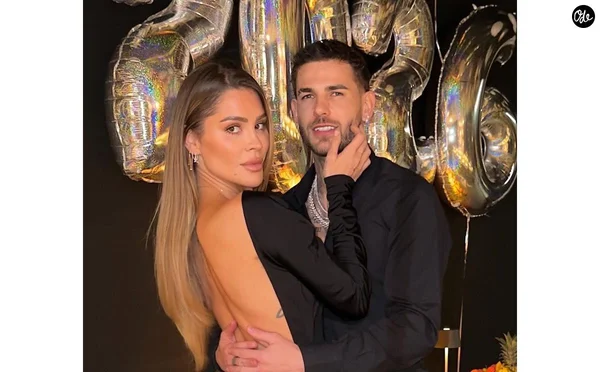 Lucas Hernandez et Victoria Triay posant devant des ballons iridescents formant le nombre 26 lors de leur mariage à l'abbaye des Vaux-de-Cernay