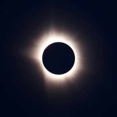Éclipse totale de Soleil observée à Valladolid, en Espagne, le 12 août 2026, montrant la couronne solaire comme un halo doré autour du disque lunaire sombre.