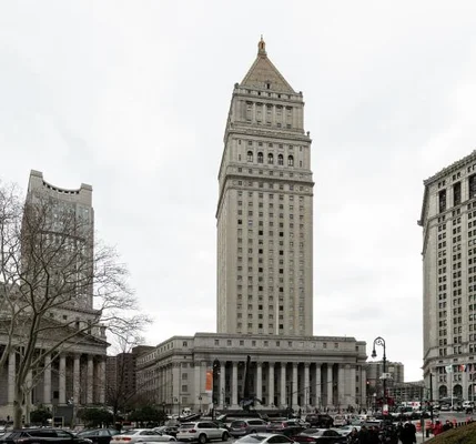 Le palais de justice Thurgood Marshall à New York, où sont traités des affaires fédérales sensibles, illustrant le contexte judiciaire de l'article sur les demandes de relevés téléphoniques de journalistes.